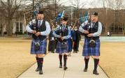 <a href='http://visa.mchcqx.com'>最靠谱的网赌软件</a>'s commencement exercises are filled with inspiration and moments of joy as the bagpipers walk across the seal on Kaufman Mall. 图Chuck Thomas/ODU
